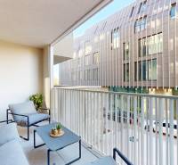 Balkon mit Sitzgelegenheit in einer Einzimmerwohnung in der Floriánska-Straße in Bratislava - Altstadt.