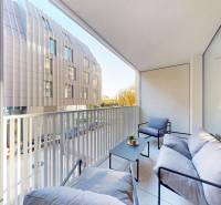 Balkon mit Stühlen und Tisch in einer Einzimmerwohnung in der Floriánská-Straße in Bratislava.