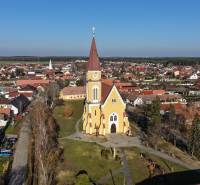 Eine Kirche, umgeben von Häusern im ländlichen Teil von Studienka, ideal für Grundstücke - Wohnen.