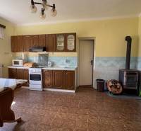 Küche in einem Einfamilienhaus mit Holzboden-Dekor und traditionellem Interieur.