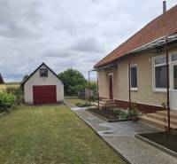 Das Einfamilienhaus in der Hauptstraße in Radava hat einen gepflegten Garten und eine Garage.