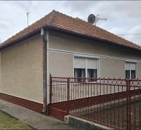 Ein Einfamilienhaus in Radava in der Hauptstraße mit rotem Dach und weißen Fensterläden.
