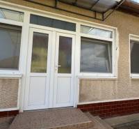 Eingangstüren und Fenster am Einfamilienhaus in der Hauptstraße in Radava.