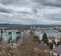 Blick von der Kotrádova-Straße in Prešov auf die Plattenbauten und die nahegelegenen Gebirge.