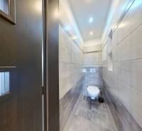 Badezimmer in einer 3-Zimmer-Wohnung mit moderner Sanitärausstattung und Fliesen.