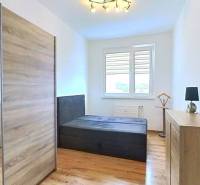 Helles Schlafzimmer in einer 3-Zimmer-Wohnung mit Holzboden und großem Schrank.