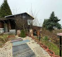 Eine Hütte in Žilina, umgeben von Grün mit Blick auf die Stadt.