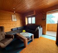 Interieur der Hütte mit Sitzgelegenheiten und Holzverkleidung.