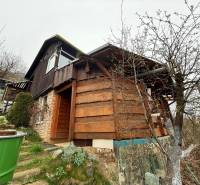 Hütte bei Žilina mit Treppen, Holzverkleidung und Nähe zur Natur.