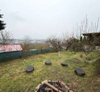 Ein Garten bei der Hütte in Žilina mit Blick auf die Stadt und die Bäume.