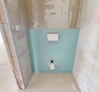 Toilette im Einfamilienhaus mit vorbereiteter Installation für Fliesen und Ausstattung.