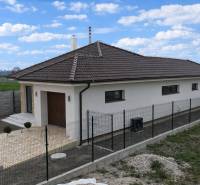 Ein Einfamilienhaus in der Vojvodcu Arpáda Straße in Dunajská Streda mit einem dunklen Dach und einer Umzäunung.