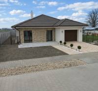 Das Einfamilienhaus in der Vojvodcu Arpáda Straße in Dunajská Streda hat eine Garage und einen Garten.