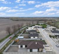 Einfamilienhäuser in der Vojvodcu Arpáda Straße in Dunajská Streda mit umliegender Natur.