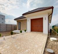 Einfamilienhaus in der Ul. Vojvodcu Arpáda in Dunajská Streda mit Pflastersteinen und einem Holztor.