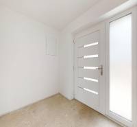 Eingangsflur mit modernen Türen in einem Einfamilienhaus.