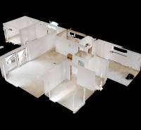 Grundriss eines Einfamilienhauses mit Wänden und Öffnungen, ohne Möbel und Dekorationen.