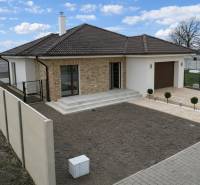 Einfamilienhaus in der Vojvodcu Arpáda Straße in Dunajská Streda mit Ziegelverkleidung und Garage.