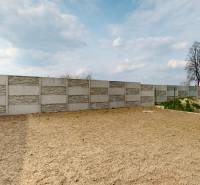 Einfamilienhaus in der Vojvodcu Arpáda Straße in Dunajská Streda mit Betonzaun und Gartenhäuschen.