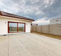 Einfamilienhaus in der Ul. Vojvodcu Arpáda in Dunajská Streda mit Terrasse und Zaun.