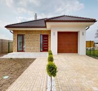 Einfamilienhaus in der Vojvodcu Arpáda Straße in Dunajská Streda mit Garage und Garten.