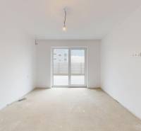 Helles Zimmer mit Glastüren in einem Einfamilienhaus.