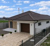 Einfamilienhaus in der Vojvodcu Arpáda Straße in Dunajská Streda mit Garage und gepflastertem Gehweg.