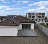 Einfamilienhaus in der Ul. Vojvodcu Arpáda in Dunajská Streda, mit befestigter Terrasse und Garten.