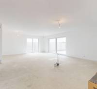 Geräumiges Interieur eines Einfamilienhauses mit Schiebeglas und Anschluss an die Heizung.