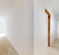 Innenraum eines Einfamilienhauses mit weißen Wänden und Vorbereitung für Beleuchtung.