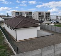 Einfamilienhaus in der Vojvodcu Arpáda Straße in Dunajská Streda mit gepflegtem Hof und Pflastersteinen.