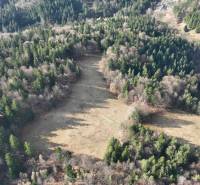 Landwirtschaftliche und forstwirtschaftliche Grundstücke in Lazy pod Makytou mit dichtem Wald und offenen Wiesen.