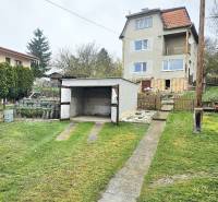 Ein Einfamilienhaus in Horné Ozorovce, Bánovce nad Bebravou, mit Garage und Garten.