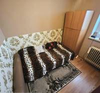 Sofa mit Stickerei, persische Betttruhe, beheizte Heizung, Boden mit Ausgleichsmasse, funktionierend.