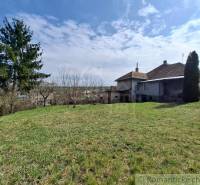 Ein Einfamilienhaus in Ľube mit großem Garten und blauem Himmel.
