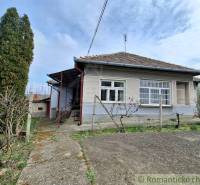 Ein Einfamilienhaus in Ľuba, umgeben von Grün, mit einstöckiger Konstruktion und Garten.