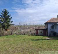 Ein Einfamilienhaus in Ľuba, ein Garten mit Rasen, Bäumen und Blick auf die umliegende Landschaft.