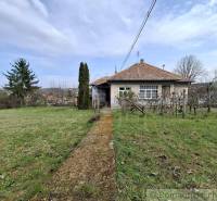 Ein Einfamilienhaus in Ľuba mit großem Garten und befestigtem Gehweg.