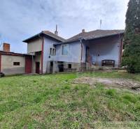 Exterieur eines Einfamilienhauses in Ľuba mit Garten und mehreren Anbauten.