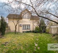 Ein Einfamilienhaus mit einem geräumigen Garten und Zierbäumen in der Krčméryho-Straße in Bratislava.