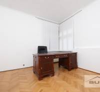 Büroraum mit Holzmöbeln und Boden mit Holzdekor in einer 4-Zimmer-Wohnung.