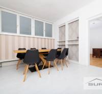 Essbereich mit Tisch und Stühlen, daneben ein Büro mit Schreibtisch, 4-Zimmer-Wohnung.