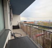 Balkon einer 2-Zimmer-Wohnung in Bratislava - Ružinov, Ružinovská, mit Blick auf die Stadt.