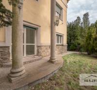 Außenbereich des Hauses mit Steinfassade und kleiner Veranda in der Krčméryho-Straße in Bratislava - Staré Mesto.