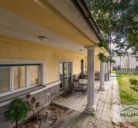 Terrasse bei einer 4-Zimmer-Wohnung mit offenem Raum in der Krčméryho-Straße in Bratislava - Altstadt.