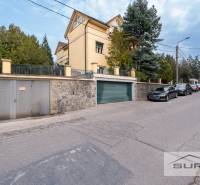 Krčméryho Straße in Bratislava - Staré Mesto mit Garageneinfahrt und geparkten Autos.