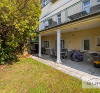 Garten mit Sitzbereich bei einer 4-Zimmer-Wohnung in der Krčméryho-Straße, Bratislava - Altstadt.