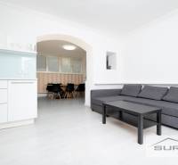 Wohnzimmer einer 4-Zimmer-Wohnung mit Küchenzeile und Sitzgarnitur.