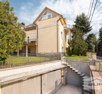 Gelbes Haus mit Garten und Garage in der Krčméryho-Straße in Bratislava - Altstadt.
