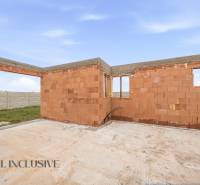 Ein unvollendetes Einfamilienhaus in Veľké Dvorníky mit nackten Ziegelwänden und Betonboden.